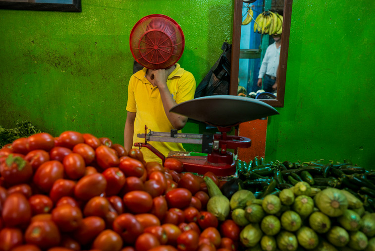 Alex Webb, Vegetable and fruit vendors, Tuxtla Gutiérrez, Mexico, 2017 © Alex Webb/Magnum Photos 