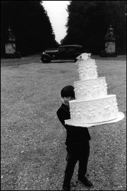 Ferdinando Scianna, Fashion story for a wedding for Vogue Sposa, Milan, Italy, 1994 © Ferdinando Scianna/Magnum Photos